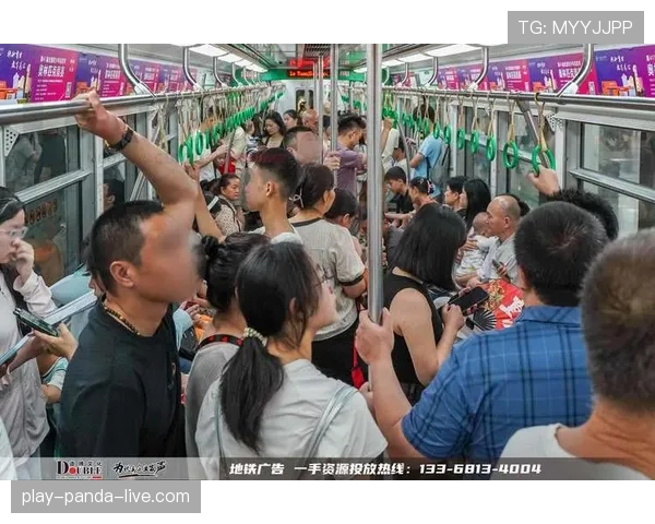董志豪穿破外套挤地铁，包里露出那块闪瞎人的豪表